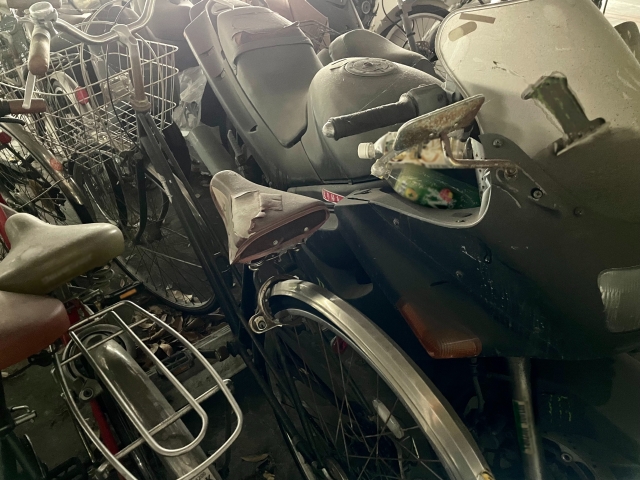 放置された原付のイメージ