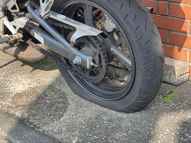 パンクしたタイヤ